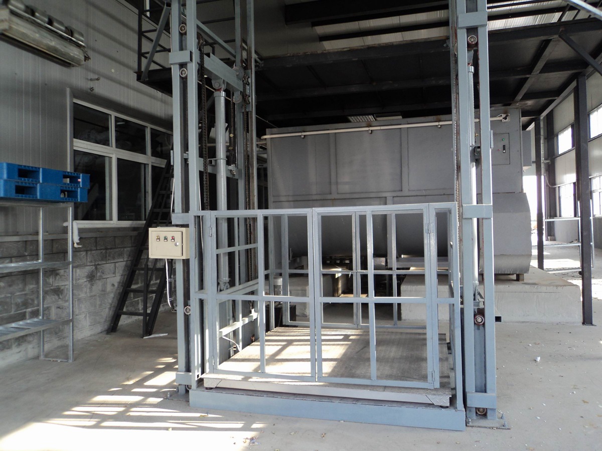 2 Sets Warehouse Cargo Lifts Successfully Installed in Dubai